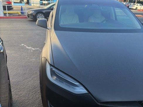 Used 2018 Tesla Model X 75D image 2