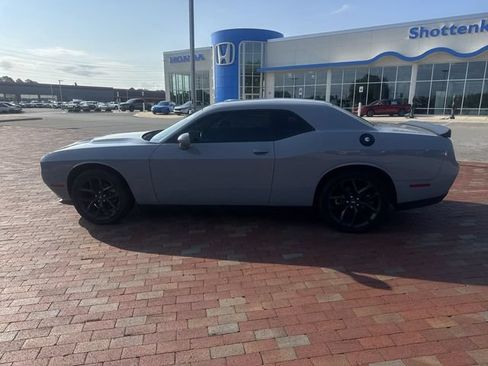 Used 2022 Dodge Challenger SXT w/ Driver Convenience Group RWD image 3