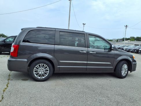 Used 2015 Chrysler Town & Country Touring-L w/ Driver Convenience Group FWD image 29