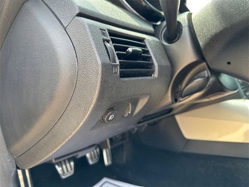 Used 2008 Saturn Sky w/ Weekend Getaway Package image 17