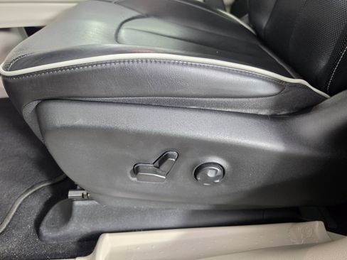 Used 2022 Chrysler Pacifica Limited w/ Uconnect Theater Family Group FWD image 16