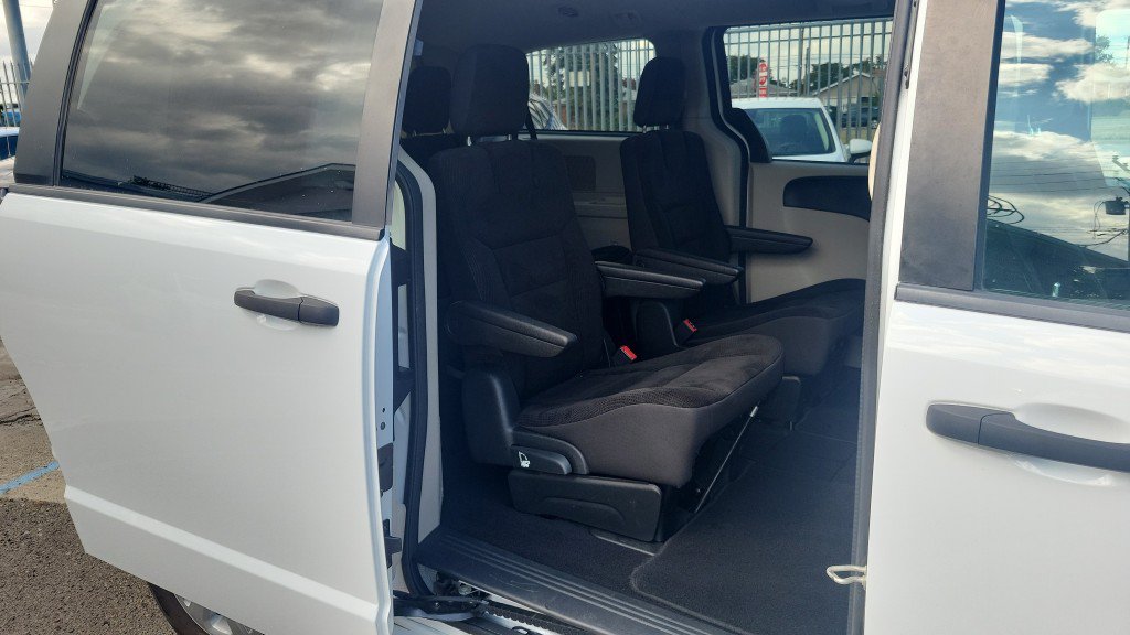 Used 2019 Dodge Grand Caravan SE FWD image 16