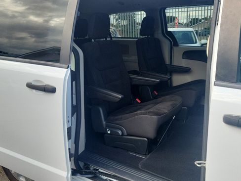 Used 2019 Dodge Grand Caravan SE FWD image 16