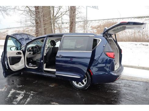 Used 2017 Chrysler Pacifica Touring-L w/ Tire & Wheel Group image 16