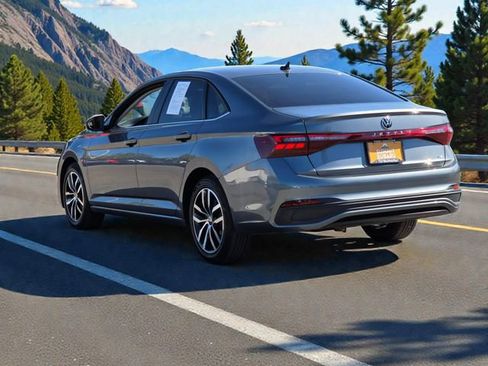 Used 2025 Volkswagen Jetta SE FWD image 5