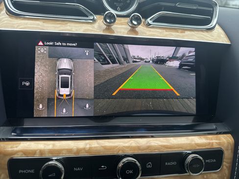 Used 2024 Bentley Bentayga Plug-In Hybrid image 24