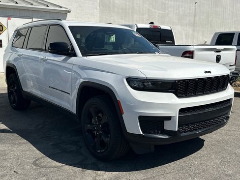 Used 2023 Jeep Grand Cherokee L Laredo image 4