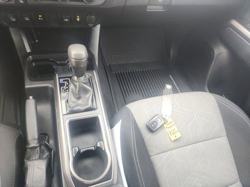 Used 2021 Toyota Tacoma TRD Sport w/ Technology Package image 31