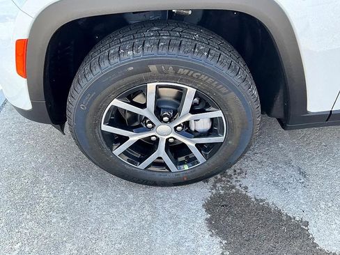 New 2025 Jeep Grand Cherokee Limited image 11