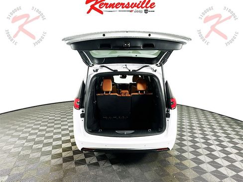 New 2026 Chrysler Pacifica Pinnacle image 16