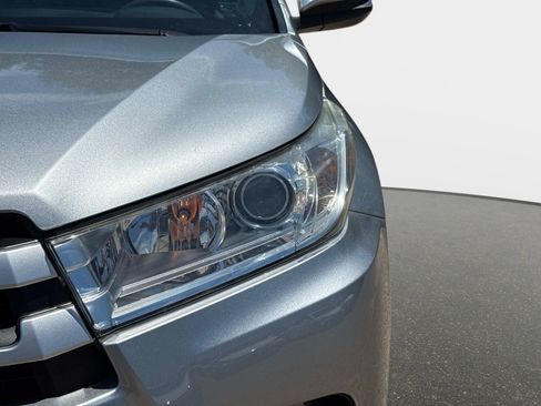 Used 2019 Toyota Highlander LE FWD image 9