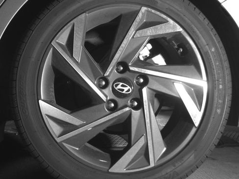 Used 2025 Hyundai Elantra Limited FWD image 14