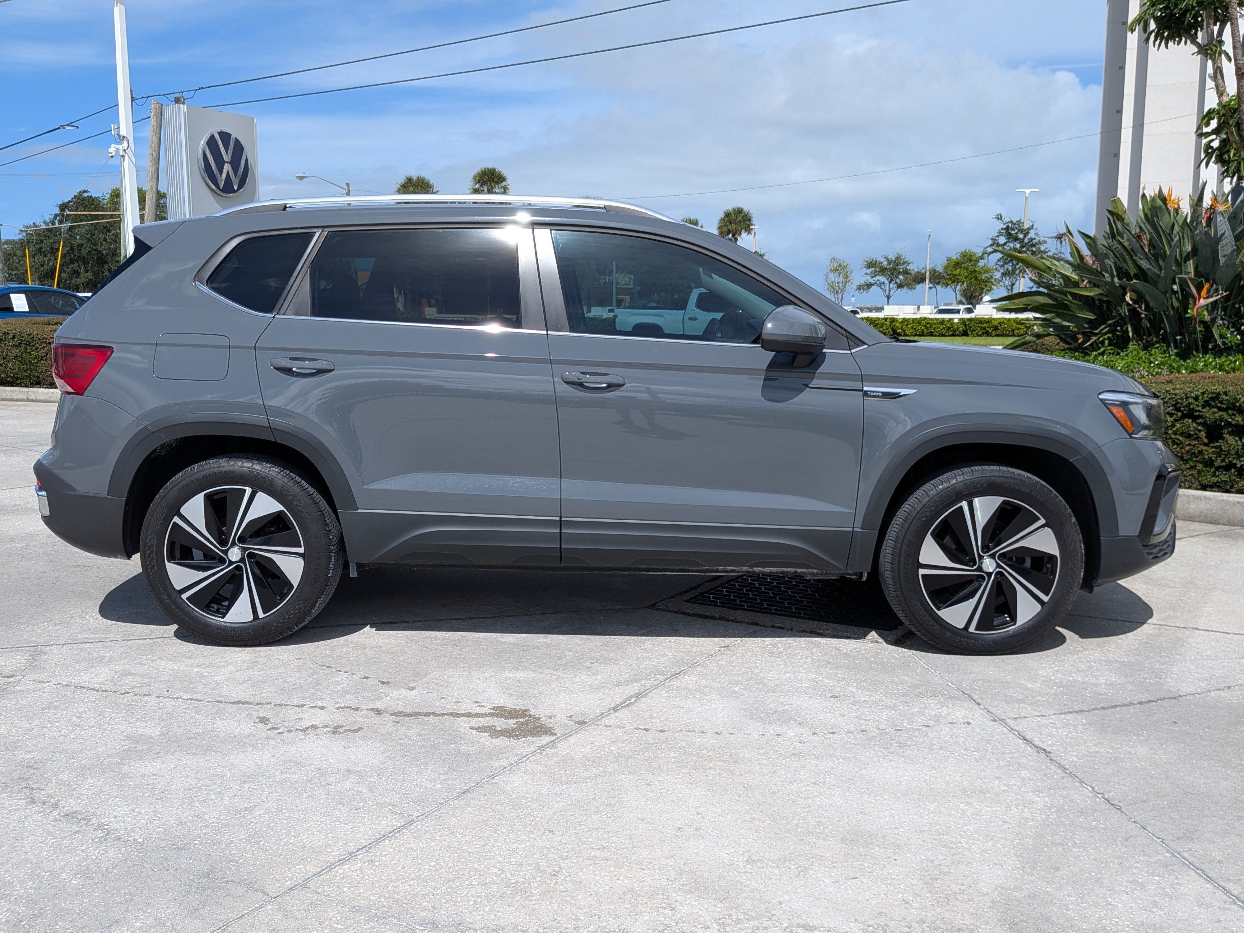 Certified 2024 Volkswagen Taos SE w/ Panoramic Sunroof Package AWD/4WD image 2