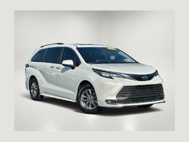 Used 2022 Toyota Sienna XLE FWD image 1