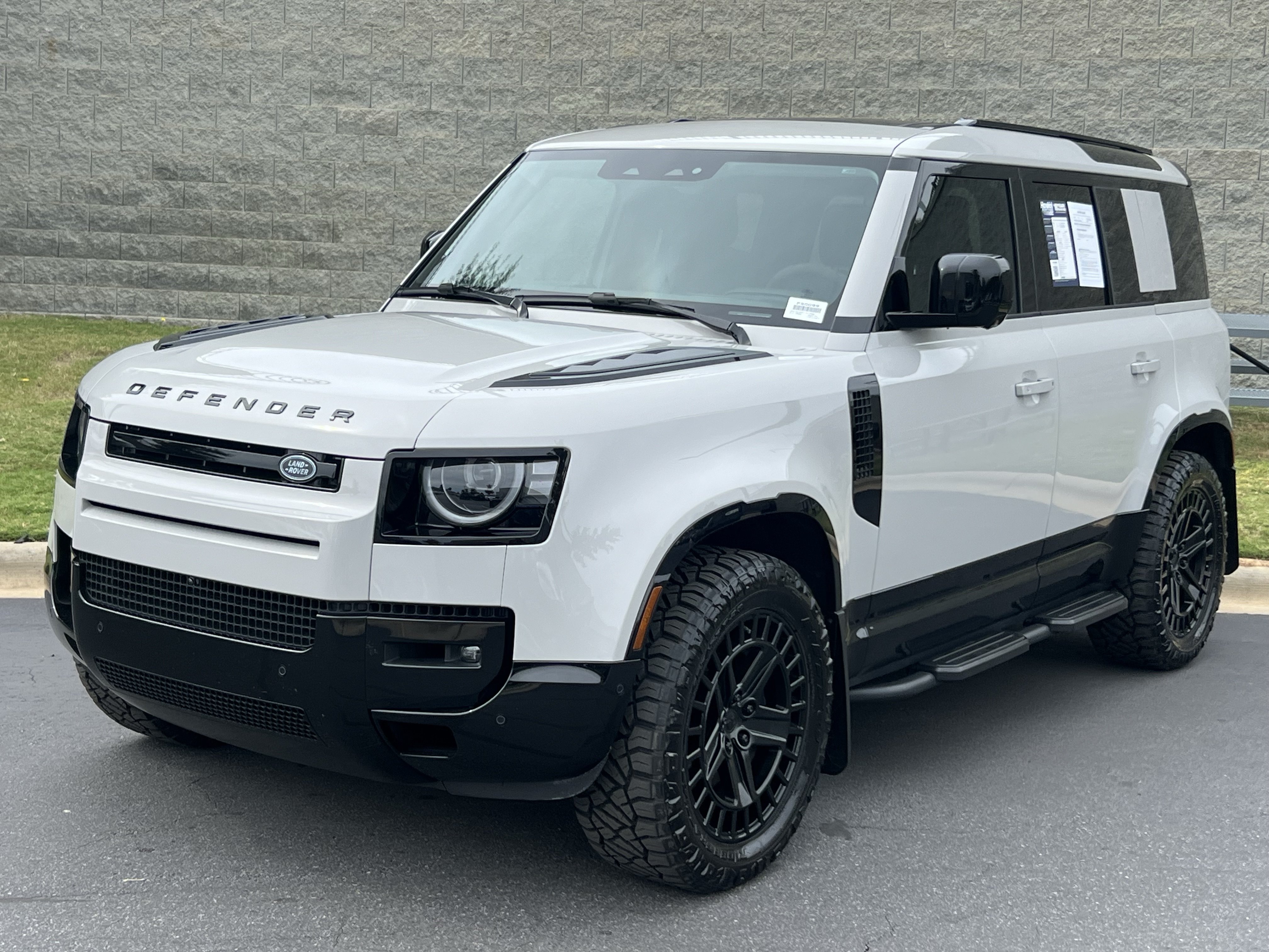 Used 2026 Land Rover Defender 110 X-Dynamic SE AWD/4WD image 1