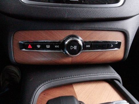 Certified 2025 Volvo XC90 B6 Plus w/ Protection Package Premier image 15