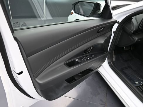Used 2025 Hyundai Elantra Sport image 13