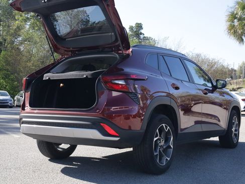 Used 2025 Chevrolet Trax LT image 5