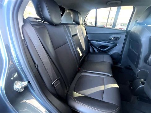 Used 2022 Chevrolet Trax LT w/ LT Convenience Package image 19