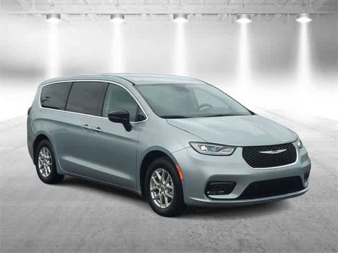 Used 2024 Chrysler Pacifica Touring-L image 2