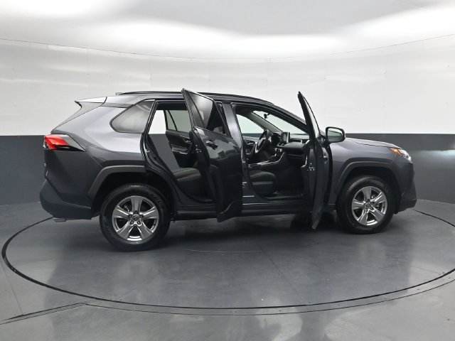 Used 2025 Toyota RAV4 XLE FWD image 40