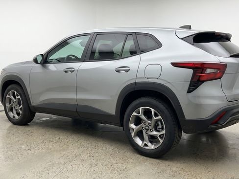 Used 2025 Chevrolet Trax LT FWD image 6