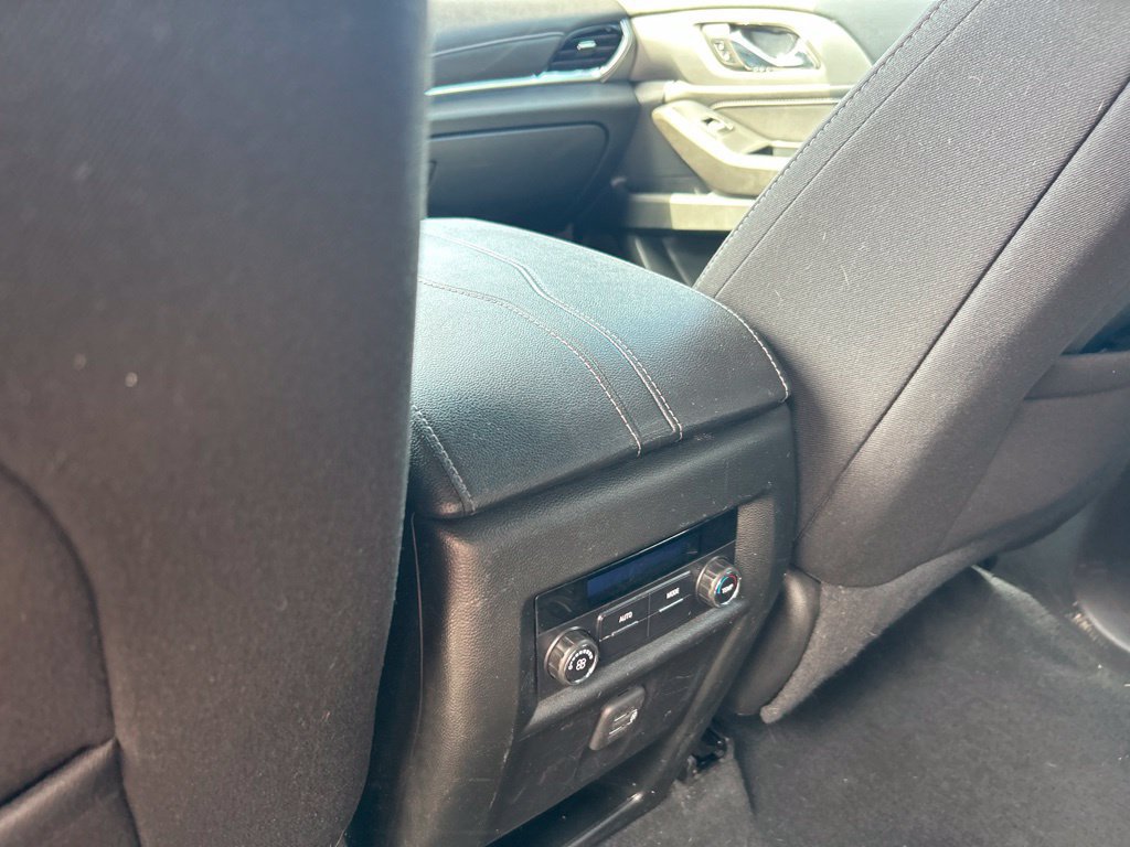 Used 2023 Chevrolet Traverse LT FWD image 2