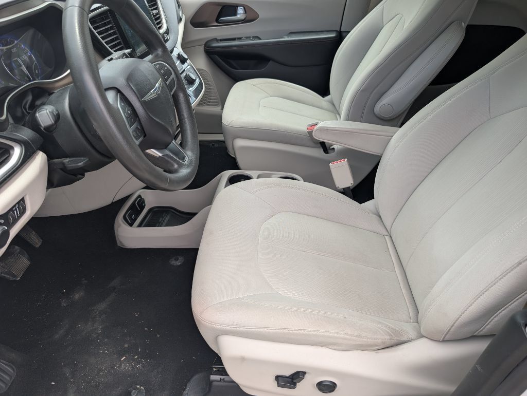 Used 2017 Chrysler Pacifica Touring FWD image 8