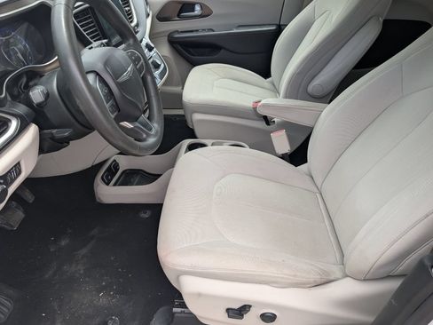 Used 2017 Chrysler Pacifica Touring FWD image 8