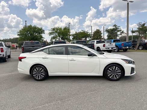 Used 2024 Nissan Altima 2.5 SV FWD image 2