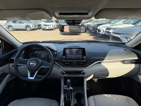 Used 2025 Nissan Altima 2.5 SV image 32