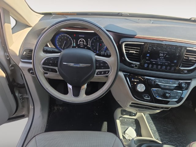 Used 2017 Chrysler Pacifica Limited FWD image 10