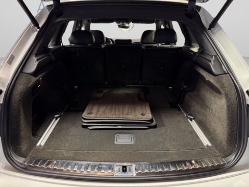 Used 2018 Bentley Bentayga AWD/4WD image 37