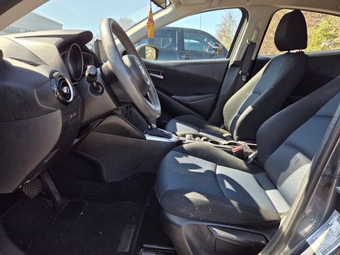 Used 2019 Toyota Yaris LE image 4