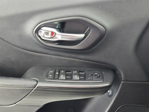 Used 2016 Jeep Cherokee Limited image 28