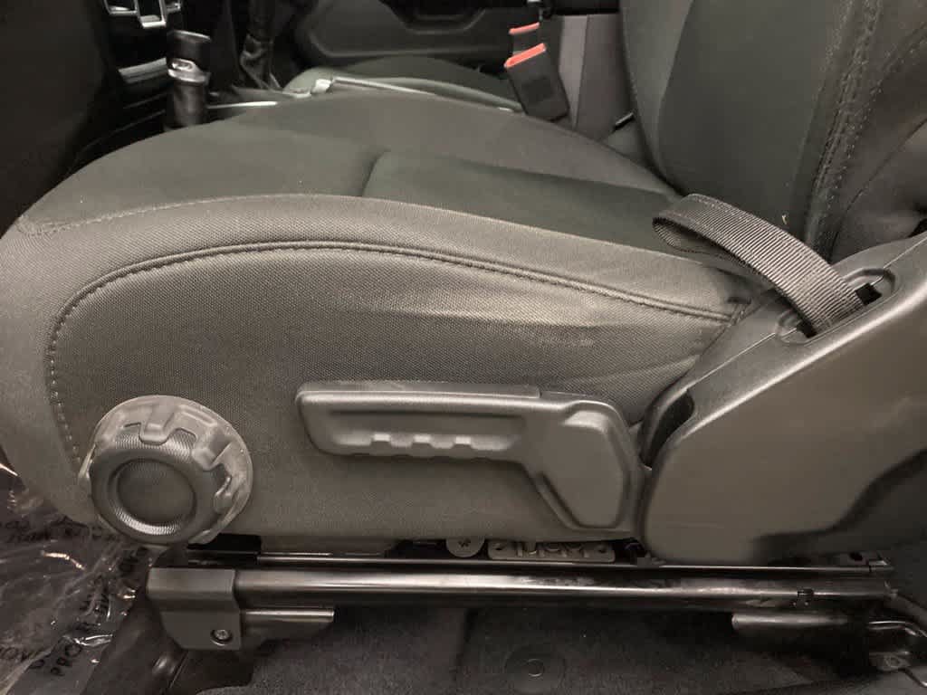 Used 2018 Jeep Wrangler Sport AWD/4WD image 13