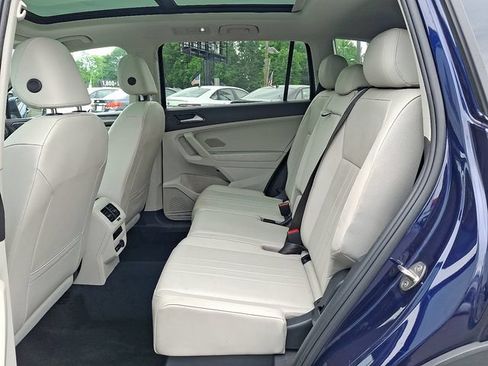 Used 2022 Volkswagen Tiguan SE w/ Panoramic Sunroof Package AWD/4WD image 11