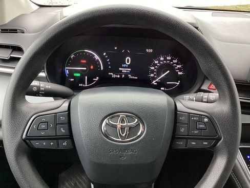 Used 2025 Toyota Sienna LE image 26