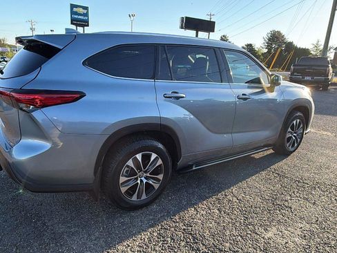 Used 2021 Toyota Highlander XLE AWD/4WD image 5