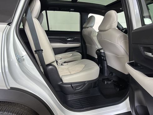 Used 2025 Toyota Grand Highlander AWD Hybrid image 18