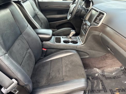 Used 2017 Jeep Grand Cherokee Altitude RWD image 12