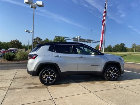 Used 2025 Jeep Compass Limited AWD/4WD image 11