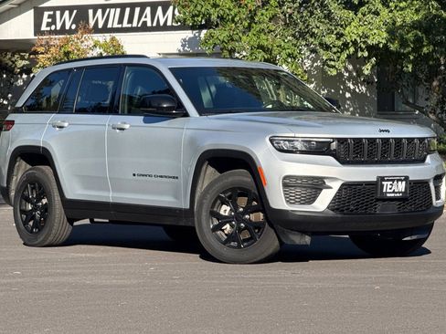 Used 2025 Jeep Grand Cherokee Altitude AWD/4WD image 2