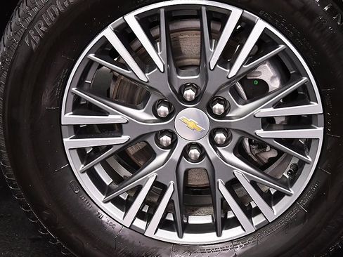 Used 2025 Chevrolet Traverse LT image 9