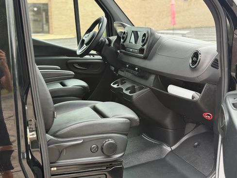 Used 2023 Mercedes-Benz Sprinter 2500 image 10