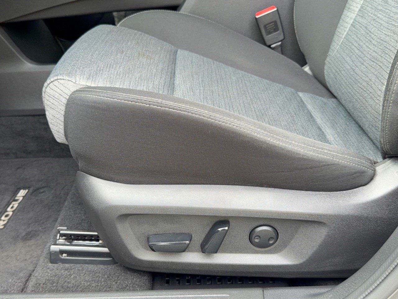Used 2023 Nissan Rogue SV AWD/4WD image 16