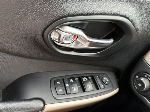 Used 2018 Jeep Cherokee Latitude w/ Altitude Package AWD/4WD image 23