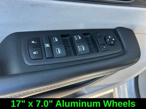 Used 2024 Chrysler Pacifica Touring-L FWD image 36