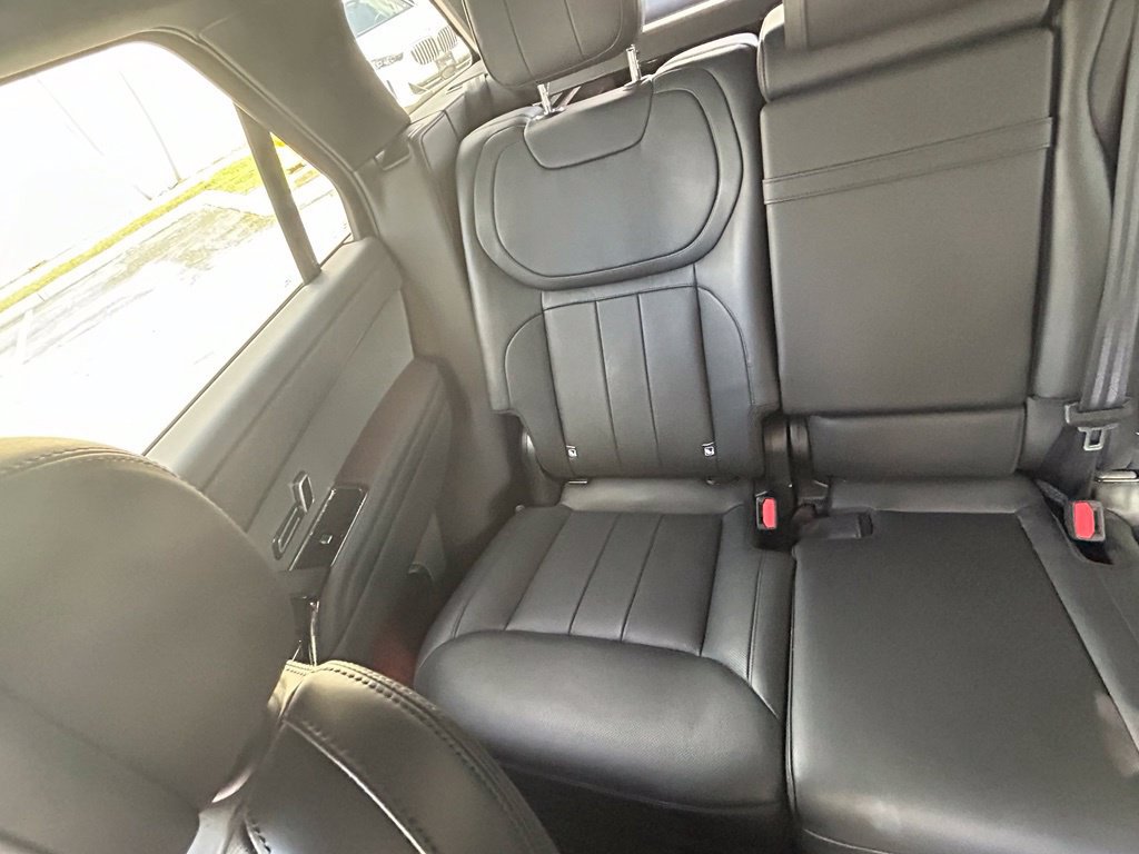 Used 2025 Land Rover Range Rover Sport SE AWD/4WD image 12