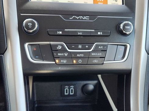 Used 2019 Ford Fusion SE image 40